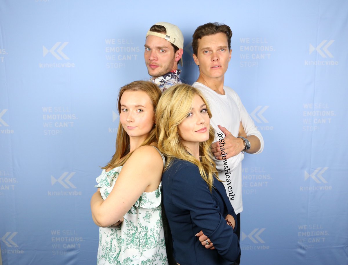 ShadowsHeavenly's tweet image. Thank you for 2019 that I met my favourite trio all the time. #TeamEvil with by my side. This is one of my favourite photos! 🖤😈 thank you @Kat_McNamara @DomSherwood1 &amp;amp; @LukeBaines ❤️ It’s already in my country 2020, so Happy New Year!🎉 #ITAInstituteCon3 #Shadowhunters