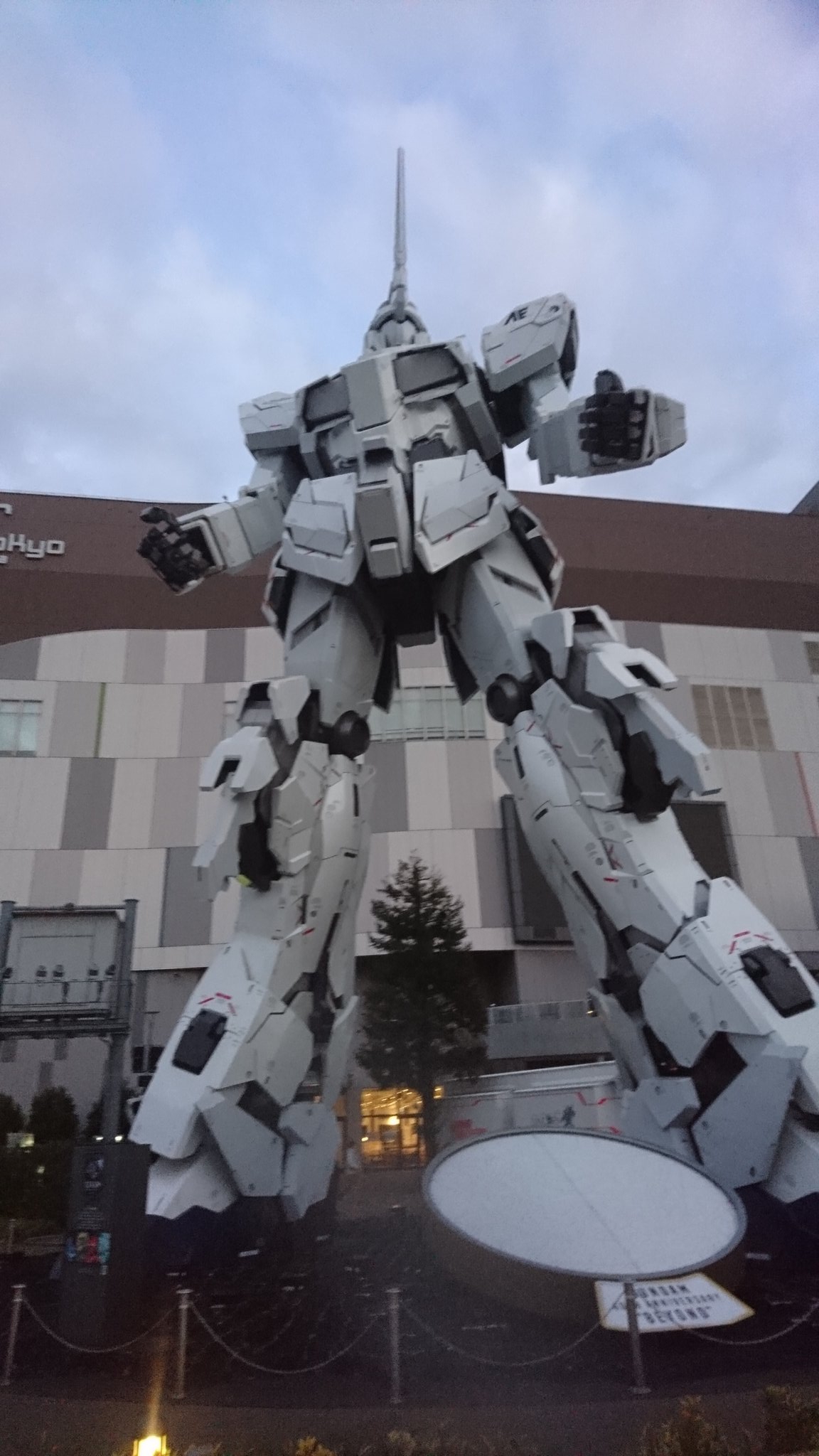 画像 Amuayumi あゆみさん おはようございます 今 お台場ガンダムベース東京福袋の整理券を貰う為に並んでいます T Co N まとめダネ