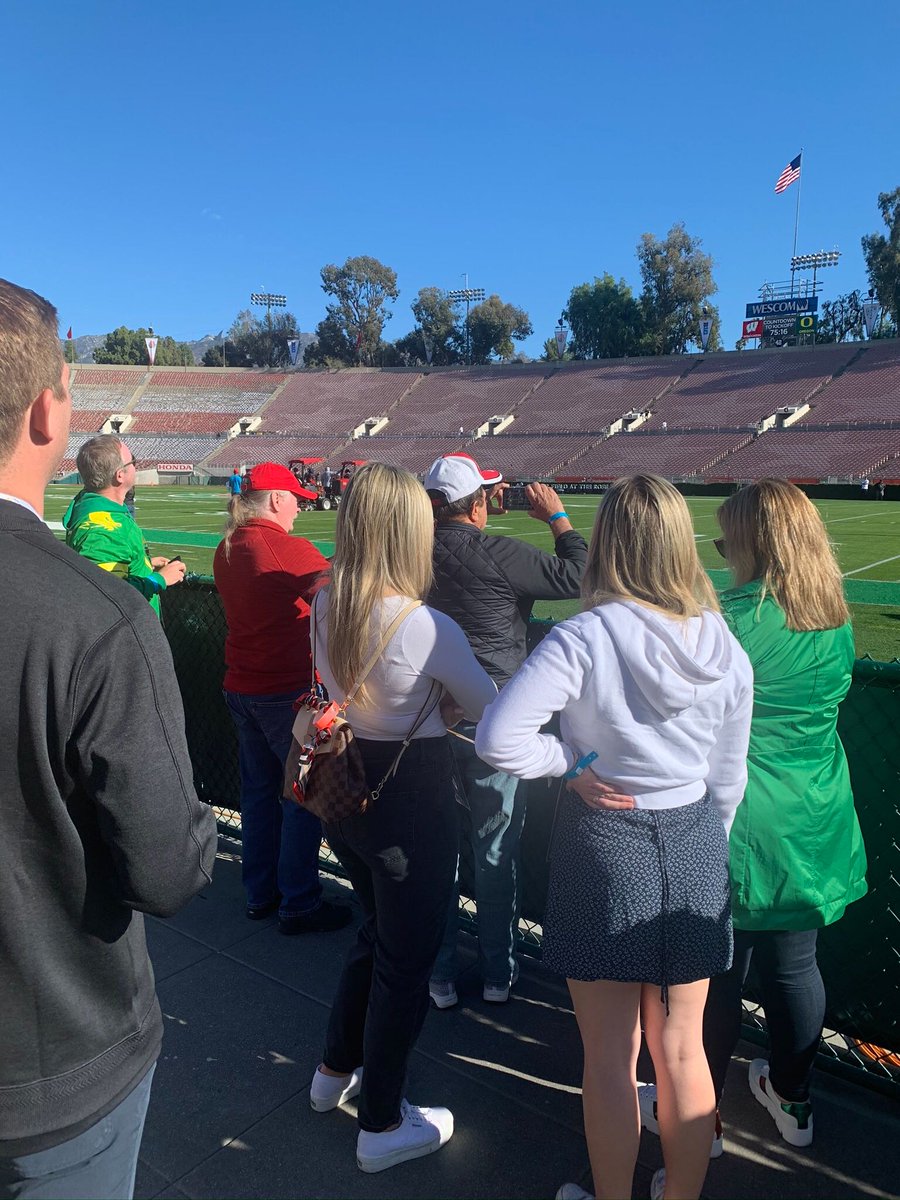 onlocationexp's tweet photo. Private tour of the @RoseBowlStadium? Check β
Less than 24 hours until kickoff in Pasadena!πΉ#RoseBowl #psLEVELUP https://t.co/NyCPq23Qym