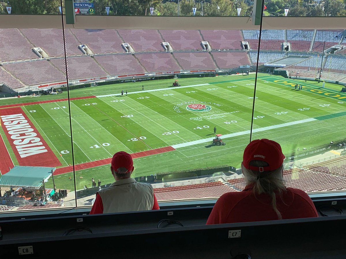 onlocationexp's tweet photo. Private tour of the @RoseBowlStadium? Check β
Less than 24 hours until kickoff in Pasadena!πΉ#RoseBowl #psLEVELUP https://t.co/NyCPq23Qym