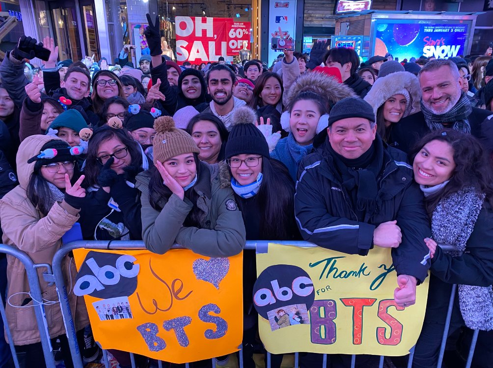 Фанаты бтс. Группа бтс с фанатом. Фанатки арми бтс. Фанаты бтс 2013. Фанаты бтс.