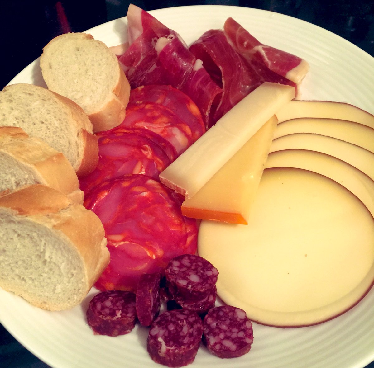 KathrynHavelock's tweet photo. This is our #NewYearsEve2019 feast - Spanish sausage 🇪🇸, Italian bresaola 🇮🇹, French baguette 🇫🇷, Swiss gruyère🇨🇭 , Bavarian smoked cheese 🇩🇪, Viennese sausage 🇦🇹, Dutch aged cheese 🇳🇱 - this is our #SayNoToBrexit meal as our last #NewYear in the wonderful EU 🇪🇺 😍 https://t.co/VGbtK9bXND