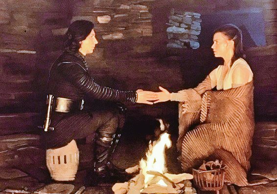 Reyllos's tweet photo. I fell in love with #KyloandRey  because I've always loved the idea of 2 different people—so attached to their own world and ideas—meeting &amp; realizing they have so much in common despite all the odds 

The idea that you can find belonging in the most unexpected places is amazing https://t.co/q6mgHyVYW9