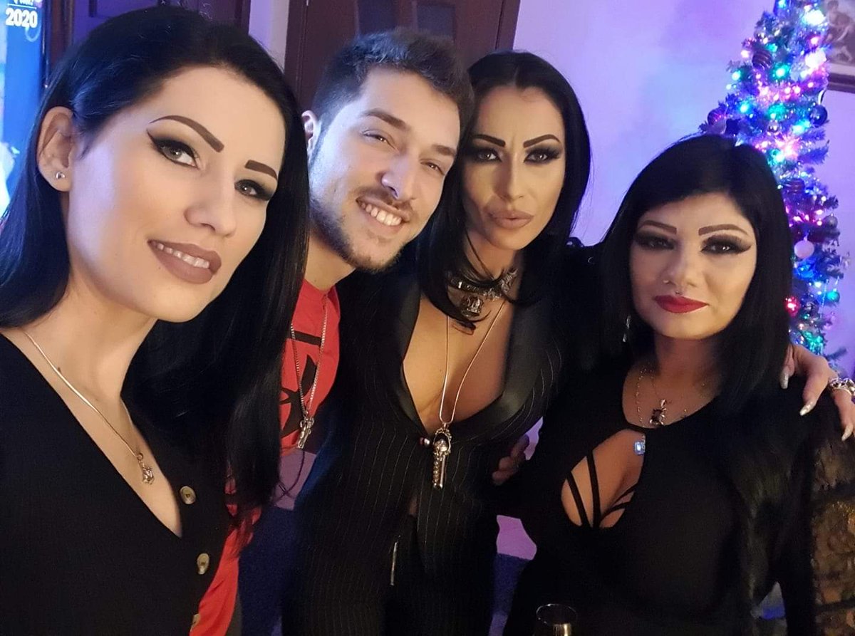 MistressLexa's tweet photo. Happy new year 🍾🥂 @MissRoyalRuby1 @KennyaMistress @masterjasonbdsm @MistressLexa https://t.co/XDmRnuowzZ