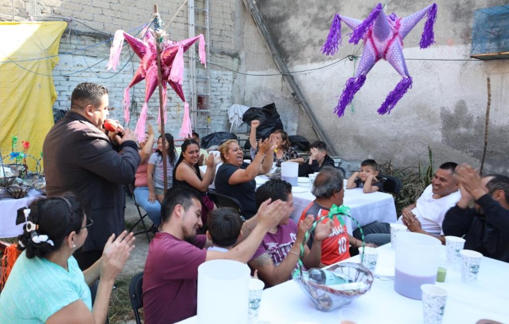 vromog's tweet photo. La alegría de estas fiestas decembrinas estuvo presente en la #ComidaConCausa en la que funcionarios de la @AlcaldiaMHmx tuvieron la oportunidad de convivir y compartir con familias de la colonia #Anáhuac
#MHelCorazónDeLaCapital https://t.co/W6pTmUq3yG