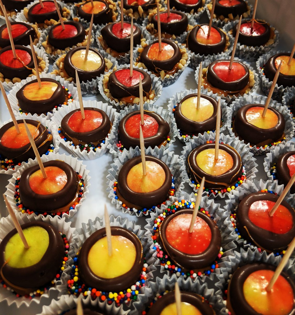 MotoRuxin's tweet photo. Going to be ringing in a new decade with good friends and my signature mini caramel apples dessert 😋 #dessert #caramelapples #miniatures #aplles #food #yummy https://t.co/fOA4eWmtq9