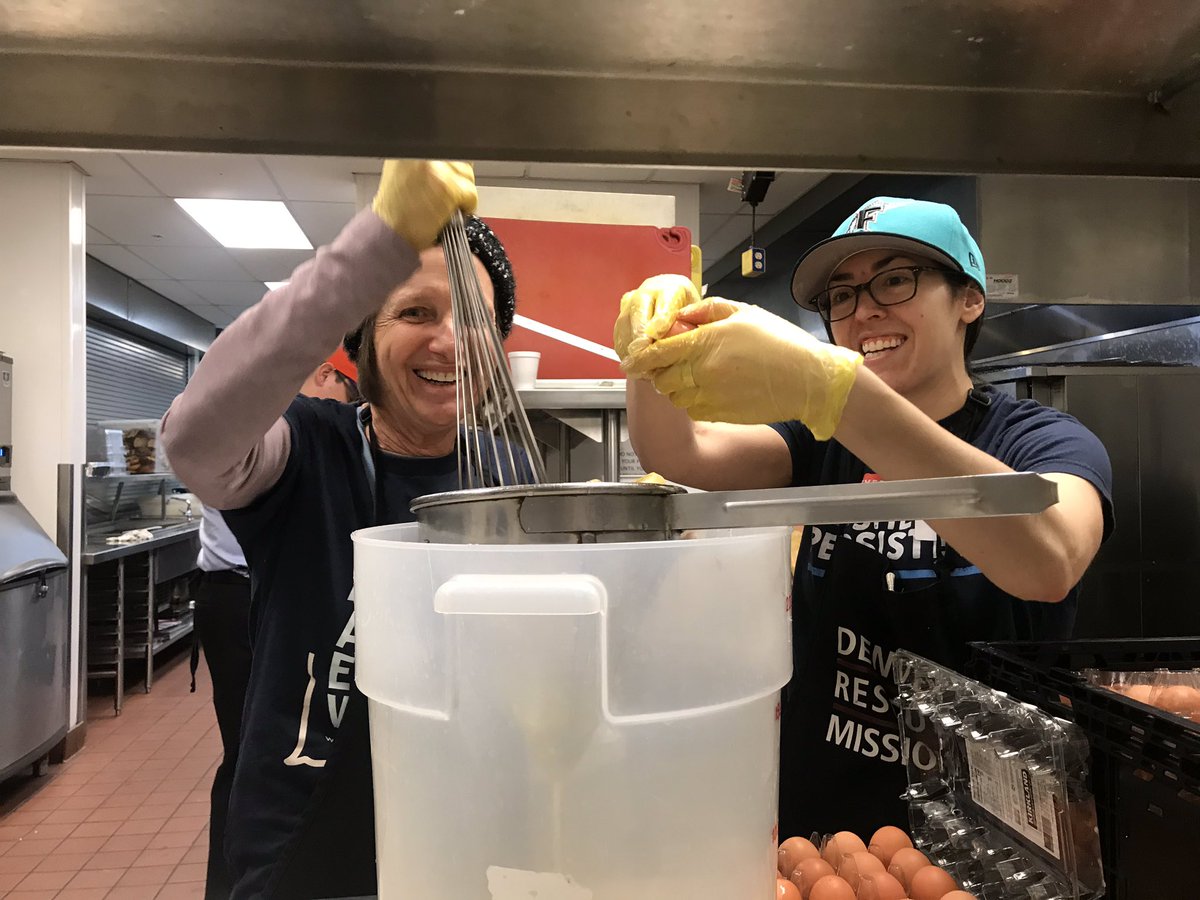 apardee's tweet photo. Team Warren is getting in one more volunteer shift before the New Year! Today we are at @denverrescue helping with the dinner meal prep. Love our volunteers! ❤️ #DenverForWarren https://t.co/qGEHKzS4wA