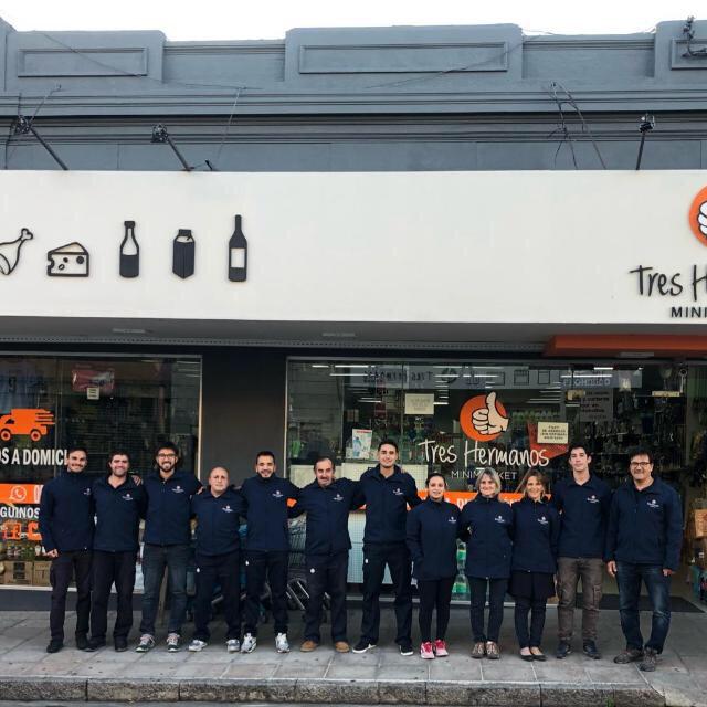 maurisanner's tweet photo. Hoy se jubiló papá. Desde los 11 años como peón de estancia dedicado al trabajo. Cerró un ciclo de casi 30 años en @Minimarket3Herm. Siempre nos inculcó con su ejemplo que sin sacrificio, compromiso, responsabilidad y humildad no hay logros. Disfrutaremos juntos de su nueva vida https://t.co/g4OBk0i0oX