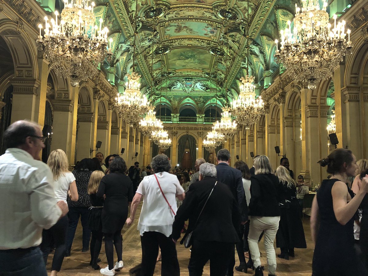 Finir l’année par un moment de partage et de rencontres, c’est tout le charme du #réveillonsolidaire 💜avec #AXAAtoutCoeur en faveur du <a href="/SecoursPop/">Secours populaire</a> dans le magnifique Hôtel de ville de #paris. Merci aux 32 bénévoles mobilisés 🙏🏼 <a href="/AXAFrance/">AXA France</a> <a href="/LescatC/">Lescat Clément</a> <a href="/FlightNF/">Nicolas Feltrin</a> 🍾🥳🎉 #nouvelan2020