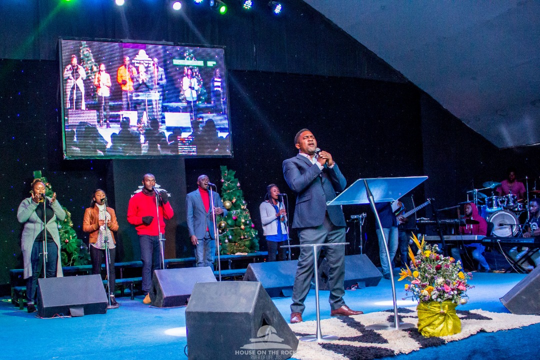 HotrJos's tweet photo. For where two or three gather in my name, there am I with them.

Pastor PATRICK UDOCHI declares the service open as he takes the Opening Prayer.

#CrossOverService2019
#MonthOfThanksGiving https://t.co/hWzl12cu0h