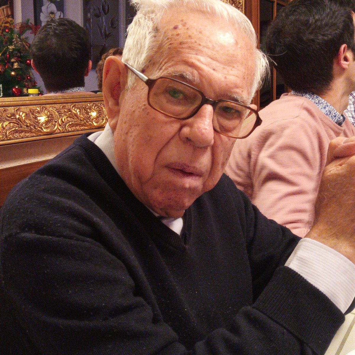 Un fenómeno mi padre. A sus 88 sigue escribiendo y lo hace genial. Qué naturaleza!!.