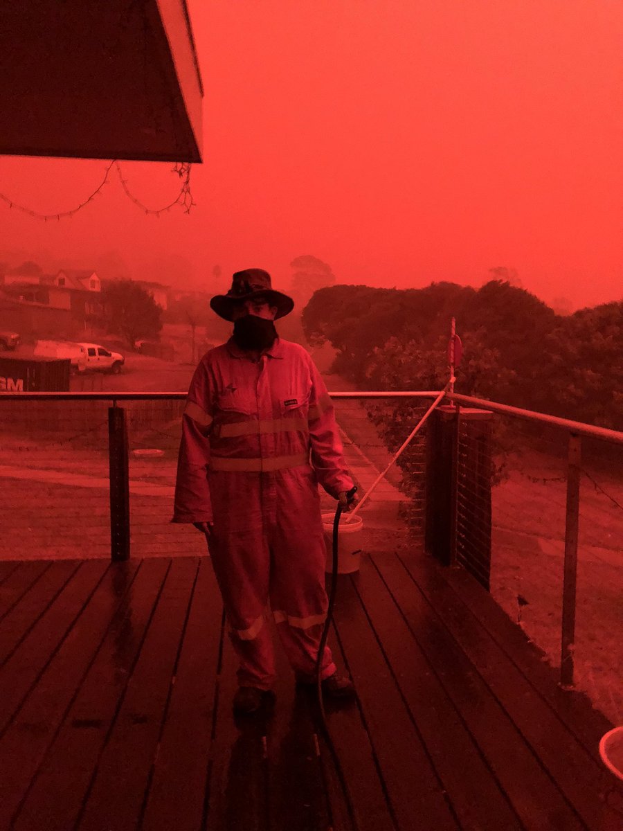 Jangz08_'s tweet photo. To all my American twitter friends, Australia is having one of the worst fire outbreaks in our history. Thought I'd share a few crazy pics with you guys...

@demipackgod 
@HenryTheBlasian 
@Shirogohan_5 
@zombiegvnghitta 
@abner_quantae https://t.co/6ehXk4sdWc
