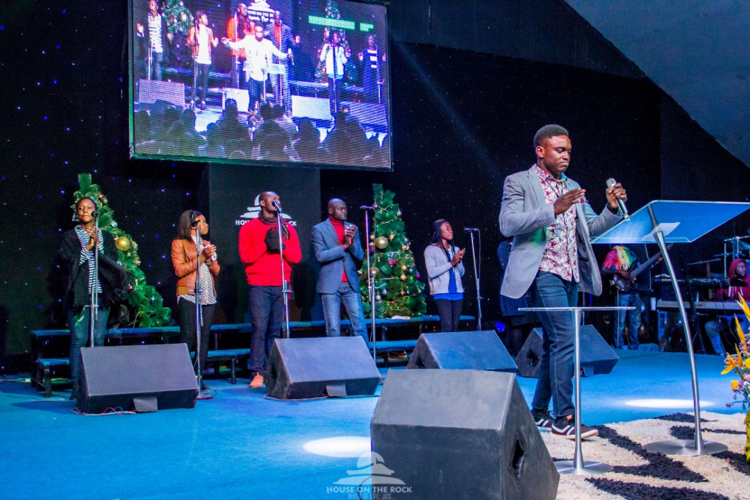 HotrJos's tweet photo. Let us come before His presence with thanksgiving, Let us shout joyfully to Him with psalms.

@GbengaOlusola1 and MORENIKEJI alongside the #TrueWorshippers lead the congregation in joyous praise session. 

#CrossOverService2019
#MonthOfThanksGiving https://t.co/yN9Yd7gAxR