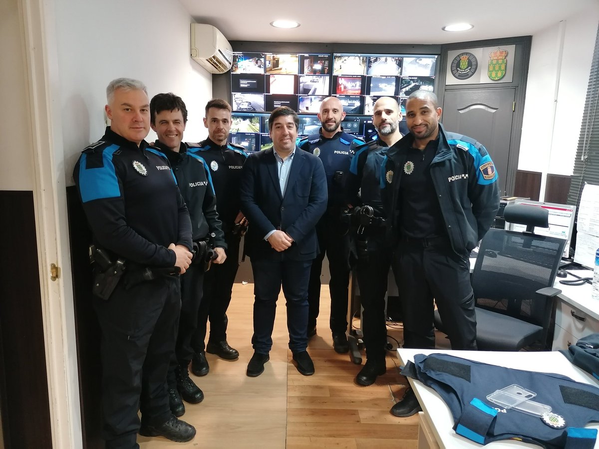 MasipNuno's tweet photo. El alcalde D. Alberto Gómez y yo hemos ido a dependencias policiales para acompañar a nuestros agentes en la última noche del año y desearles lo mejor para el #2020 
#galapagar #nuevostiempos #felizNochevieja https://t.co/FrXzRifsgH