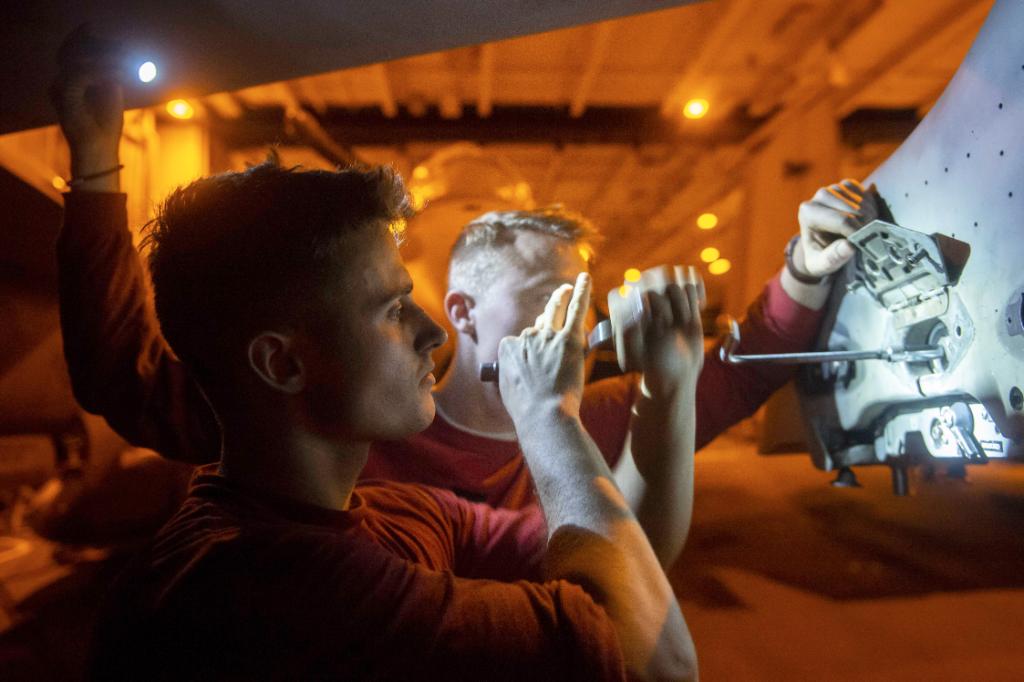 #USNavy photos of the day: #USSAbrahamLincoln launches aircraft, #USSHarrySTruman and #USNSSupply transfer cargo, #USSAbrahamLincoln and #USSHarrySTruman maintain aircraft. ⬇️ info & download ⬇️: navy.mil/viewPhoto.asp