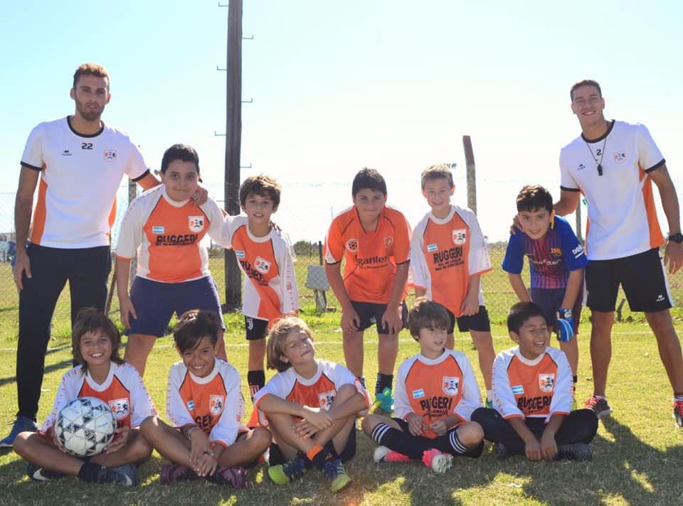adipoficial's tweet photo. En este año aprendimos un montón, nos abrazamos y disfrutamos. Les deseamos a toda la Familia Naranja un 2020 con todo esto y mucho más. Salud! https://t.co/xJyFRsOPwr