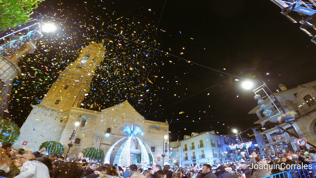 joaquin573's tweet photo. Campanadas de fin de año desde Antequera #Nochevieja2019 @adirecto #DirectoAl2020 @AytoAntequera @canalsur https://t.co/SwIvmUPi6A