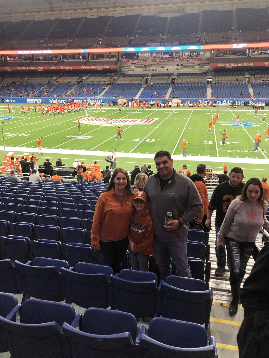 brandy819's tweet photo. Hook ‘em Horns! 🤘🏼 #AlamoBowl #NYE2020 https://t.co/KHZbVufG8y