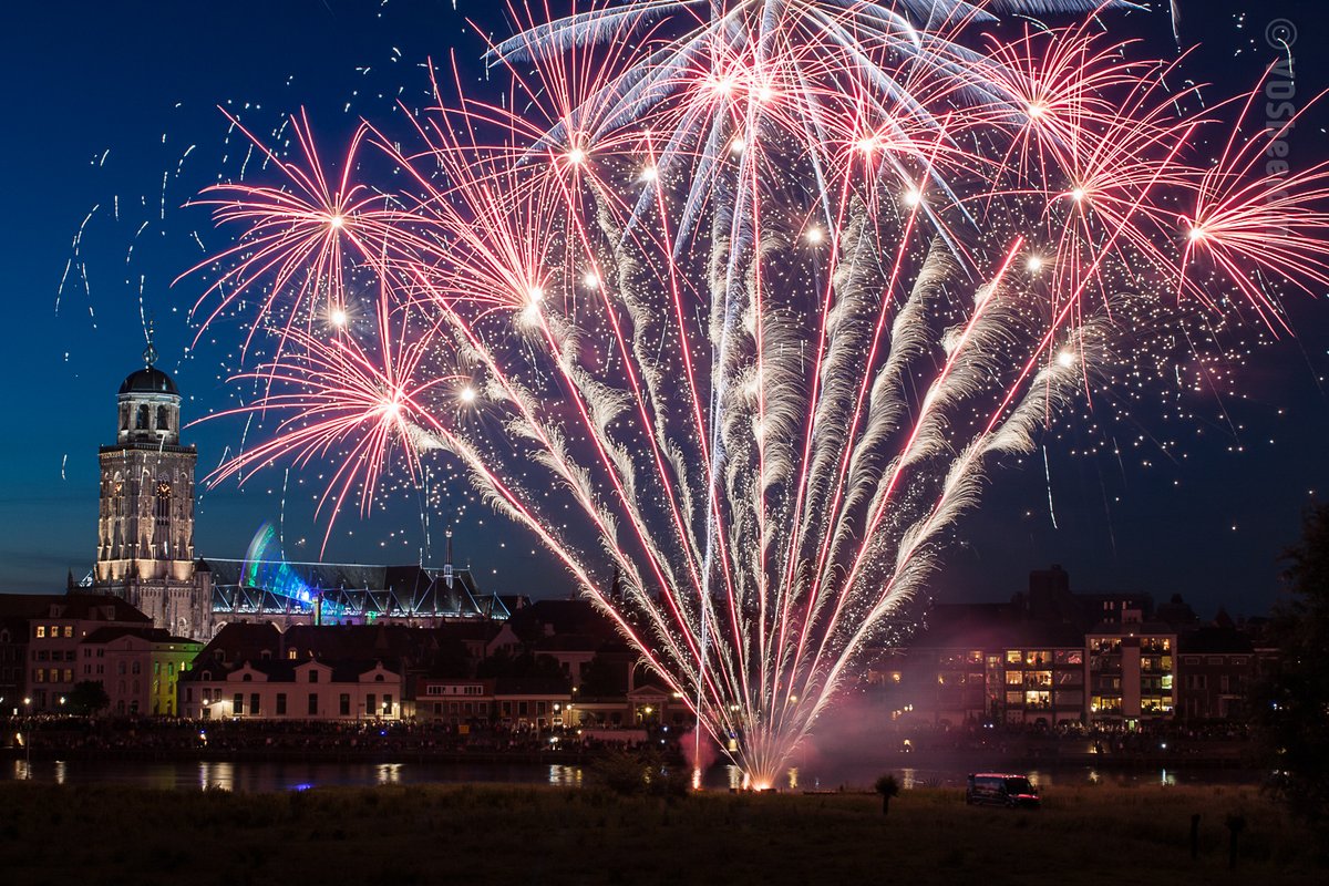 vosbeeld's tweet photo. De beste wensen voor 2020! Happy New Year! 🥂 #BesteWensen #happynewyear2020 #Happy2020 #gelukkignieuwjaar #deventer #indeventer #hanzestad #vuurwerkshow #Fireworks #skyline #lebuinustoren #vosbeeld #foxhusky https://t.co/uiiEBkSTh1