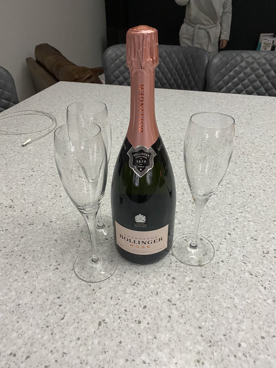 New Year’s Eve tradition been out for food now for Jools Holland and a bottle of Champers. All the best for 2020.