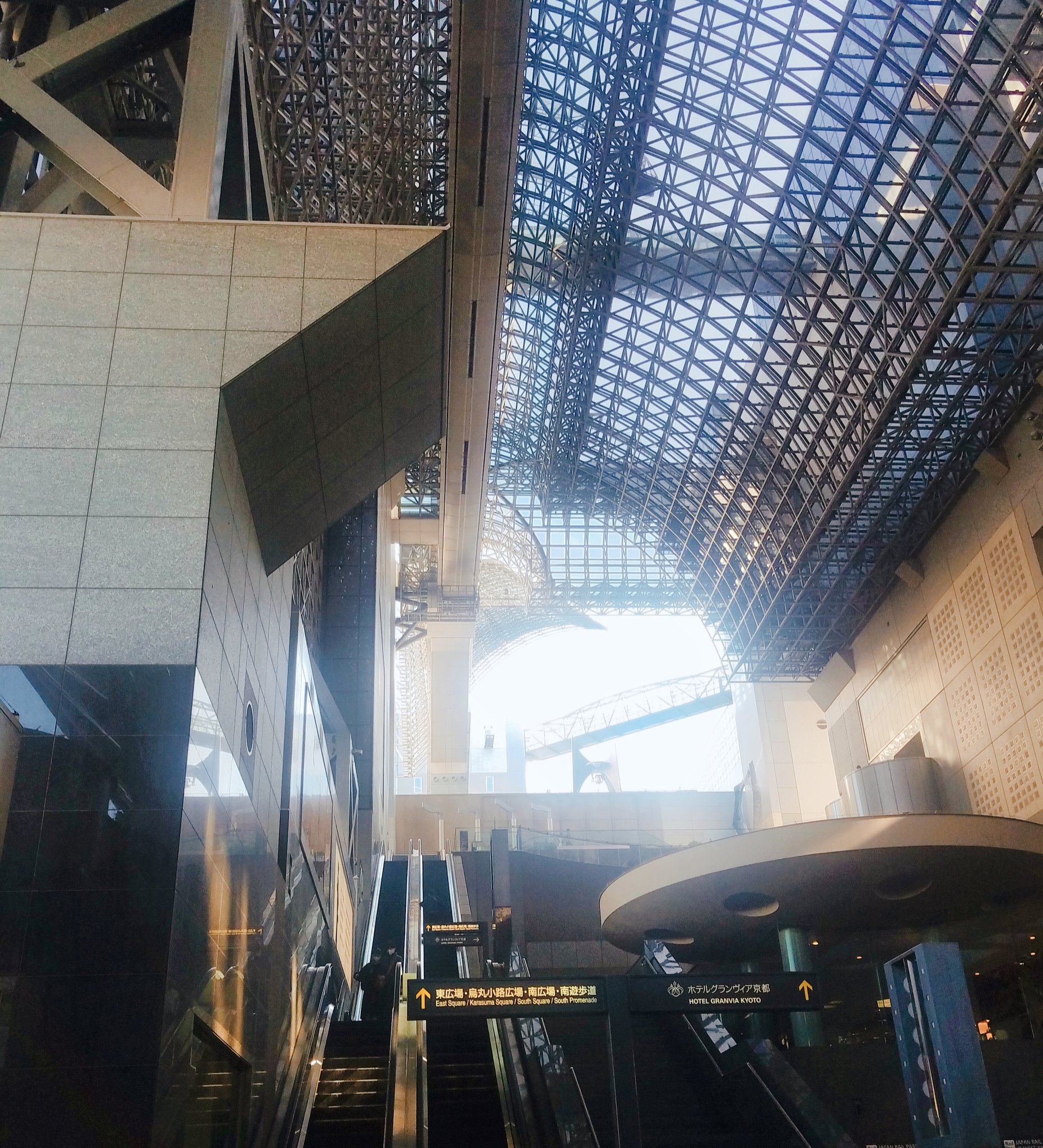京都駅ビル 公式 東広場は Jr京都駅中央口改札から京都タワーを正面にして 右側のエスカレーターを上まで上がりきった場所 ホテルのウェディングベルが目印です 駅ピアノも設置しています 東広場のご利用は午前10時からです T Co 京都駅ビル 公式 東広場は Jr京都駅中央口改札から京都タワーを正面にして 右側のエスカレーターを上まで上がりきった場所 ホテルのウェディングベルが目印です 駅ピアノも設置しています 東広場のご利用は午前10時からです T Co