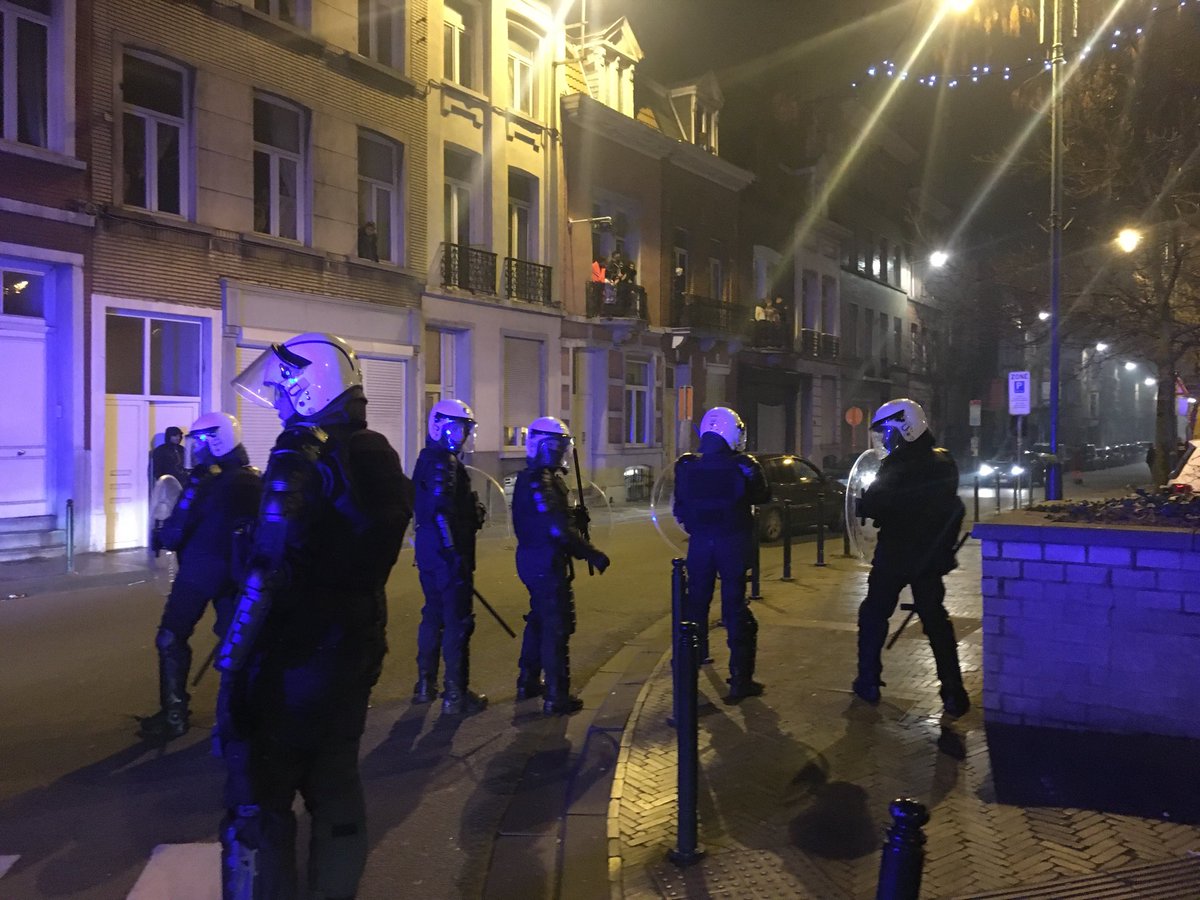 Politie treedt op in Molenbeek. Spanning rond Zwarte Vijvers. #vrtnws