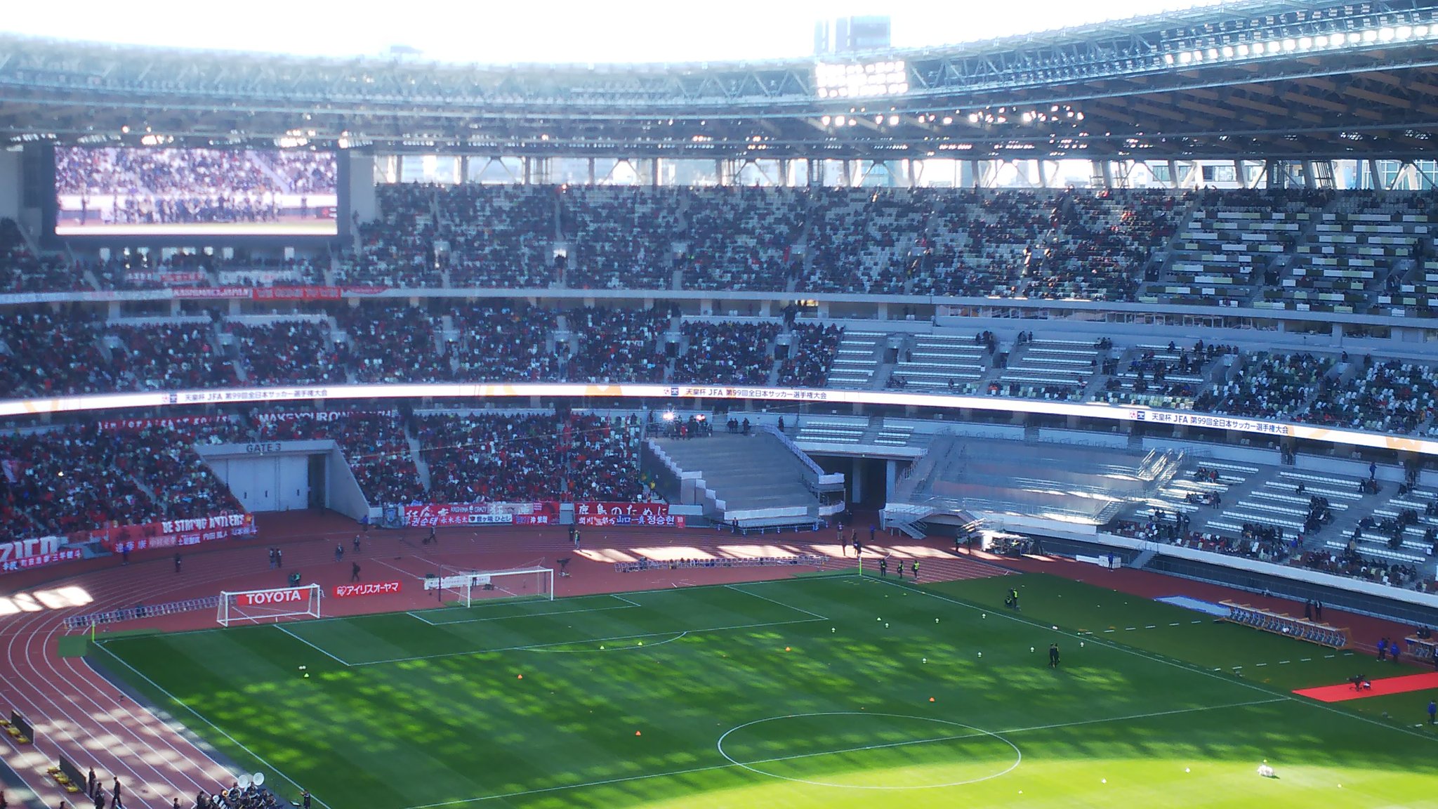 Prideofblue Twitterissa 新国立競技場の雑感 最上階から撮影 傾斜あるんでトラック有りも割りと見やすい印象 ただ スタンド内通路が無い 座席前しか移動が出来ない メインから見て右のゴール裏真ん中に何故かゲートある メインとゴール裏境の辺りに謎のゾーン