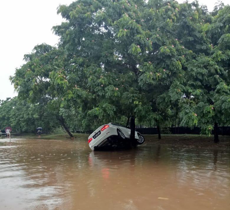 Viral Mobil BMW Hanyut Terbawa Banjir Pemilik Mencari Viral Mobil BMW Hanyut Terbawa Banjir Pemilik Mencari