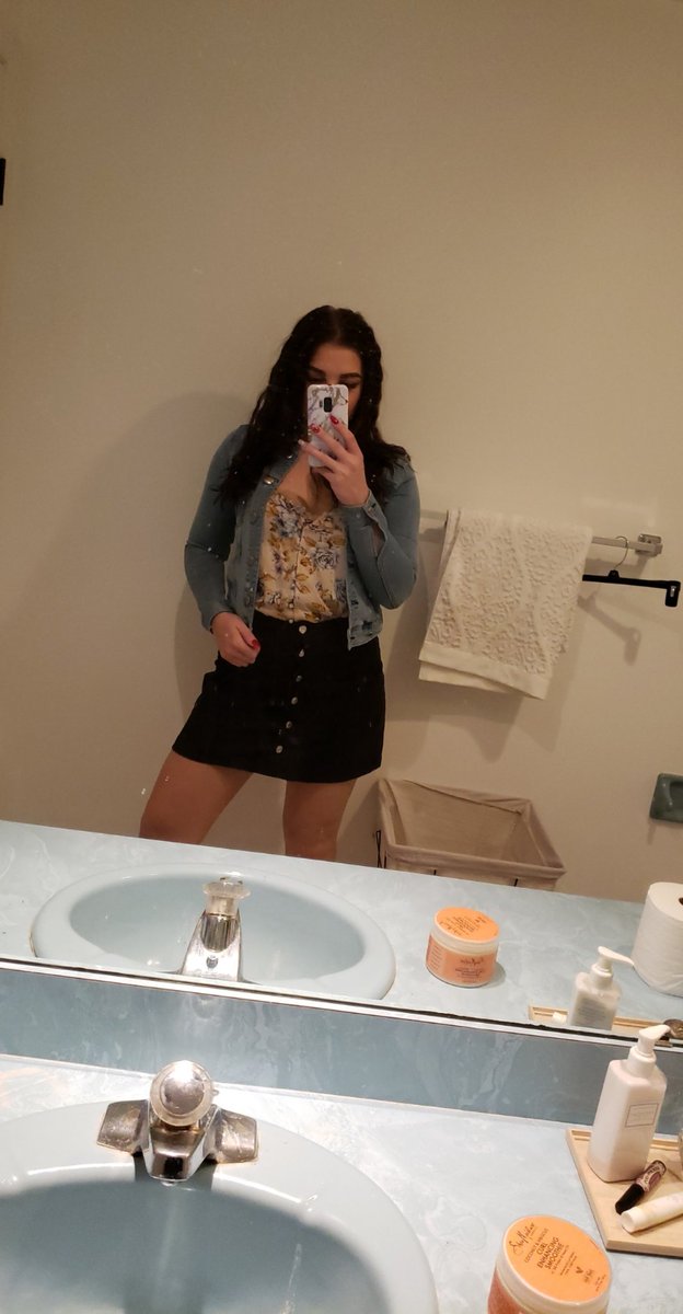 GabbyKyllonen's tweet photo. Lighting in my friends bathroom is clutch https://t.co/uYiJXABpoM