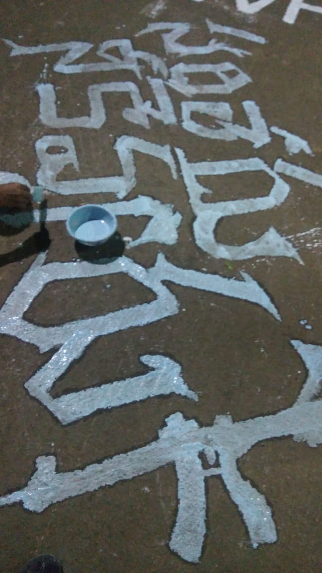 donsuridhfm's tweet photo. సరిలేరు నీకెవ్వరు Title Art On The ROADS By #Amalapuram Dhfms❣️😘.!!

SSMB Fans Yeppudu Oka Kotha Thought Ni Mundhuku Theeskostharu Andhuke Dhfms Ni Torchbearers Antaru😎..!!

@AnilSunkara1
 
@urstrulyMahesh

@MBofficialTeam 

#SarileruNeekevvaru 
#HappyNewYearSSMB 
#HappyNewyear https://t.co/e7MWgR6WJt