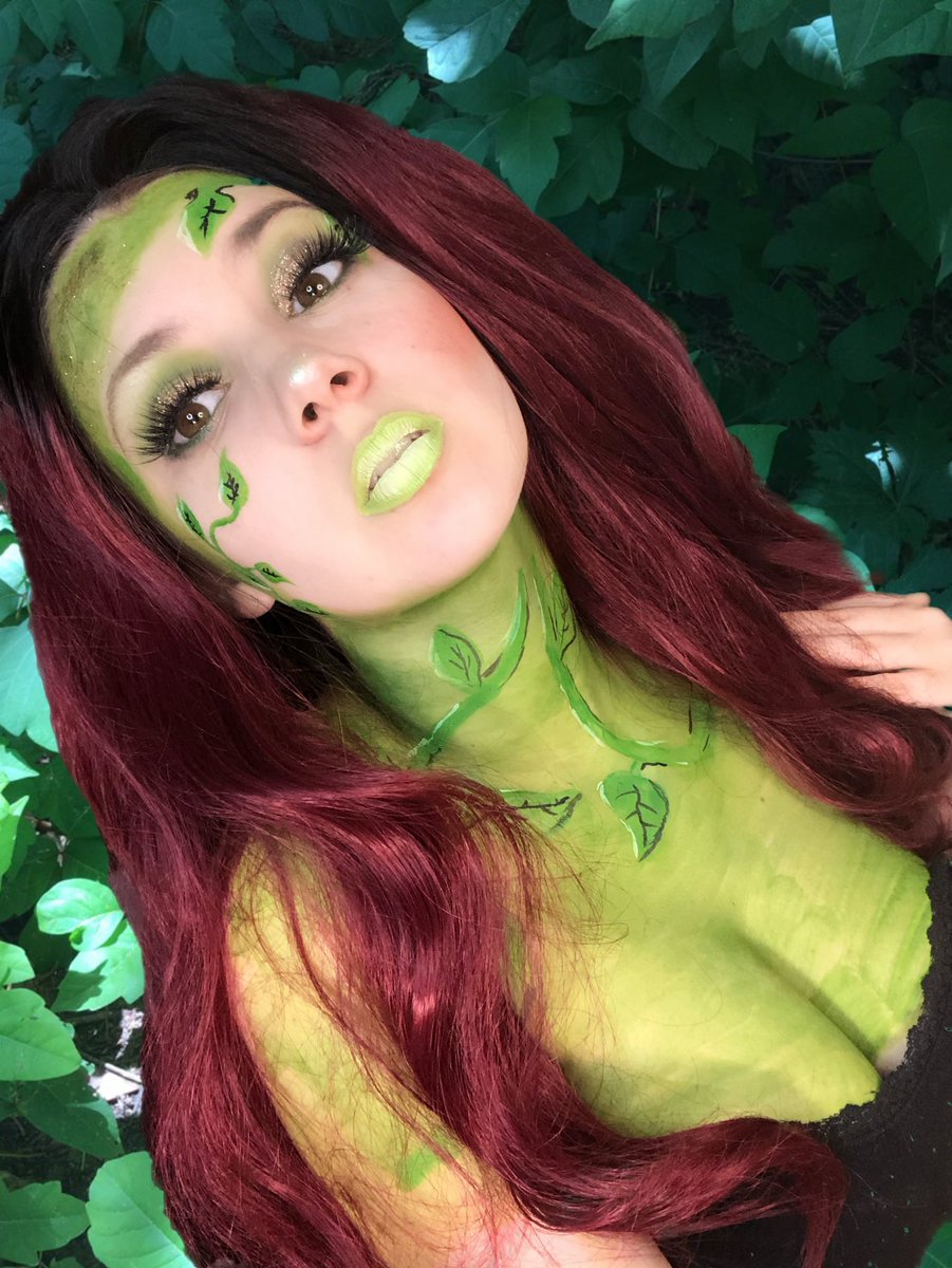 makeupmomma7419's tweet photo. You either die as the hero or live long enough to see yourself become the villain. -Poison Ivy using @GerardCosmetics slay all day setting spray to hold this lovely makeup in place 💙 #posionivy #gerardcosmetics #settingspray #bobuggles #makeup #makeupaddict https://t.co/WRPbrEzHhH