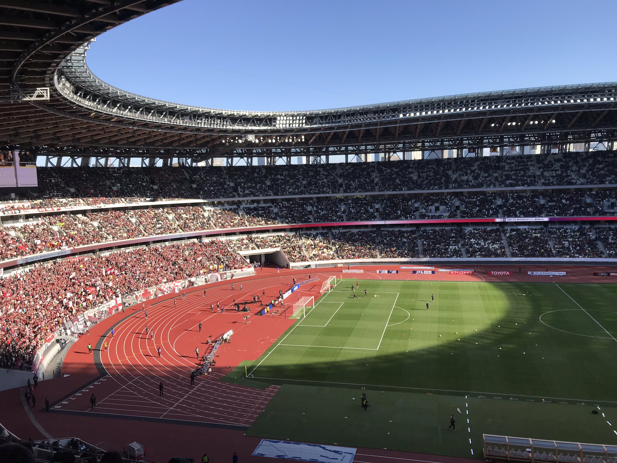 ミッキー次郎 新国立競技場 4階3層メインスタンド側 の眺めはこんな感じ 傾斜がちょっとアレだが 見づらいわけではない 背もたれに寄りかかっても 高さの目線でまあまあ見れる感じ 席の幅はキツくはないけどね T Co