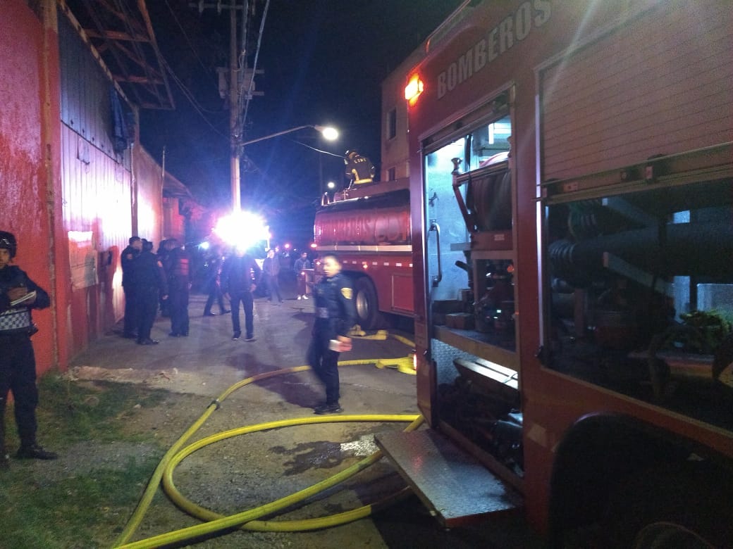 PC_Cuajimalpa's tweet photo. Personal de Protección Civil de #Cuajimalpa brindando la atención y apoyo necesario en el incendio dentro del perímetro de la demarcación desde el momento de haber sido reportado. @AdrianRubalcava @AlcCuajimalpa https://t.co/UidT5ogv5Z