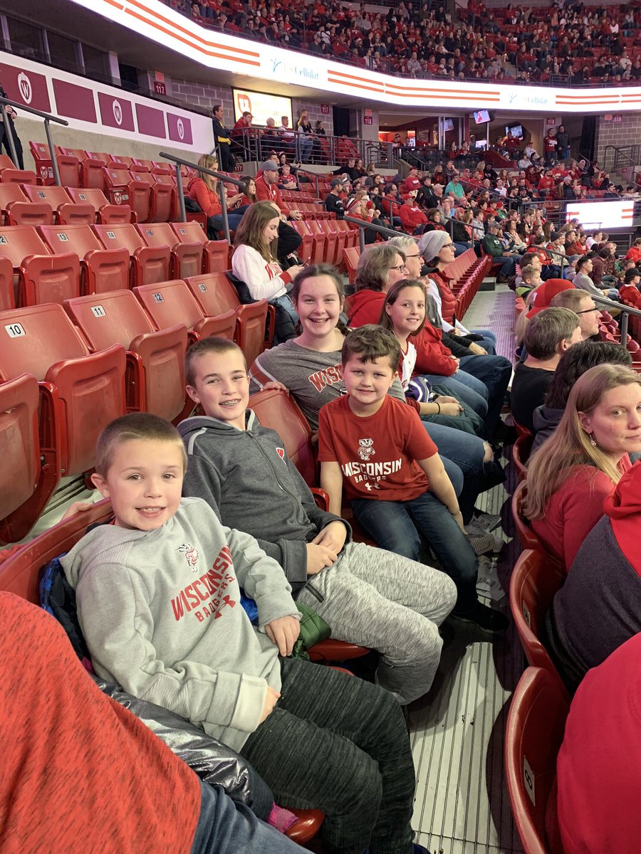 ktimm1977's tweet photo. NYE Wisconsin Style!!! ❤️🏀❤️ #OnWisconsin https://t.co/K3GO8RmQTz