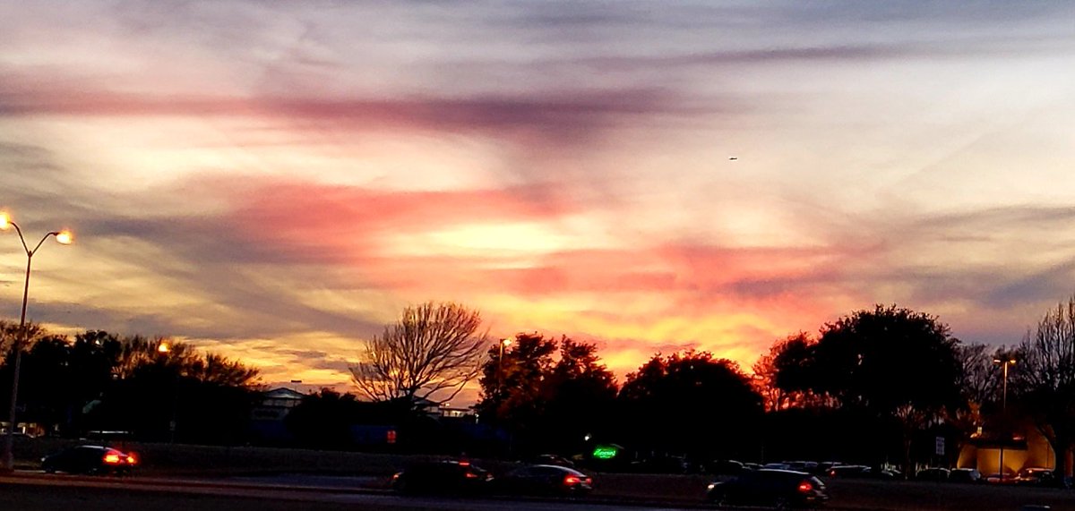 SandyKulkarnee's tweet photo. Goodbye to the #Sunset2019, a few memorable #goldenmoments of #Year2019 to cherish for. Lucky to get a glimpse of beautiful #SkyPictures @RickMitchellWX #NBCDFWWeather https://t.co/foNxQmnJay