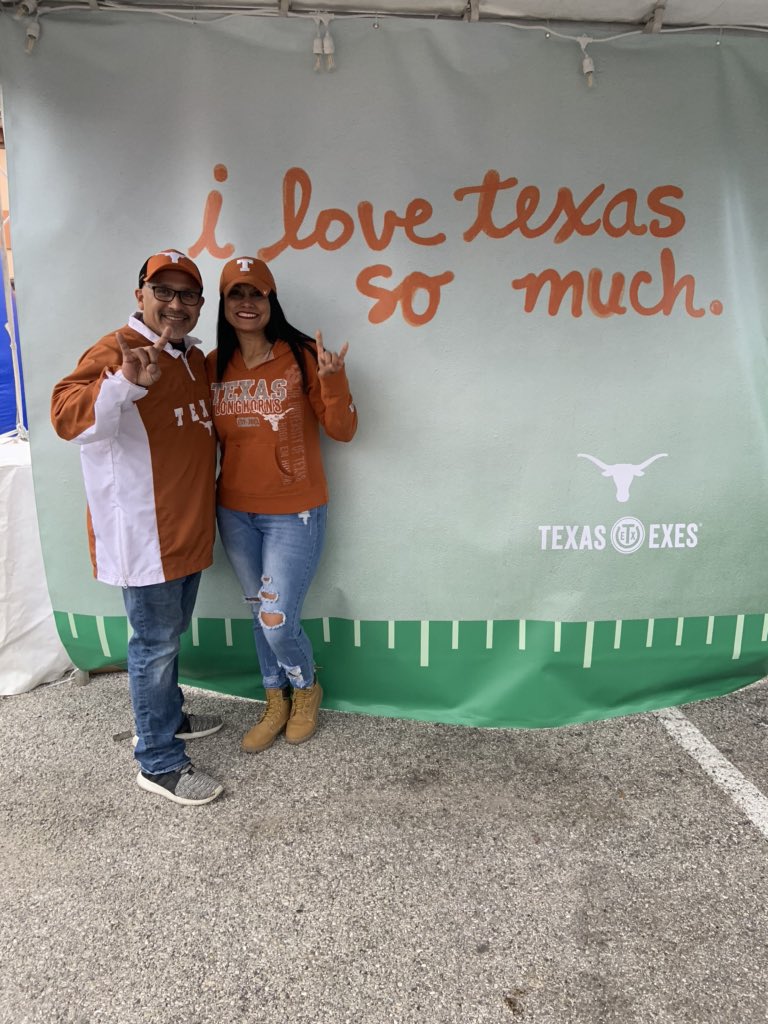 suezee212's tweet photo. #valeroalamobowl #hookem #longhorns #texasfight https://t.co/9tvm84ZW6H