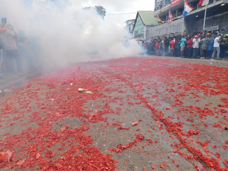SurinameMirror's tweet photo. #OwruYari #Pagara Estafette trekt weer veel publiek in centrum #Paramaribo - Festijn om te zien en gezien te worden.... - #Suriname) -  Veel mensen waren met hun eigen voorraad (sterke) drank gekomen #ongezond #vuurwerk https://t.co/F07Y4aaO7r https://t.co/EIEgHGlC6C