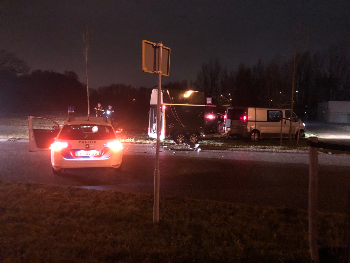 SjefClassens's tweet image. @nos Wat een gek! Gelukkig was mijn trailer leeg en geen gewonden! Wel flinke schade op beide auto’s en heel veel schrik.... met hulp van de weghelden deze vrouw opgepakt.
