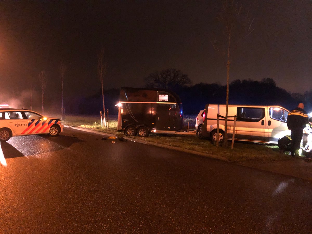 SjefClassens's tweet image. @nos Wat een gek! Gelukkig was mijn trailer leeg en geen gewonden! Wel flinke schade op beide auto’s en heel veel schrik.... met hulp van de weghelden deze vrouw opgepakt.