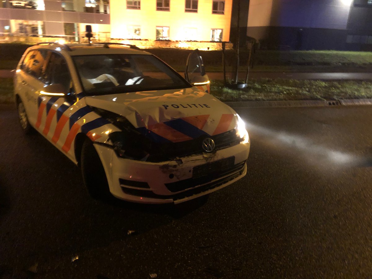 SjefClassens's tweet image. @nos Wat een gek! Gelukkig was mijn trailer leeg en geen gewonden! Wel flinke schade op beide auto’s en heel veel schrik.... met hulp van de weghelden deze vrouw opgepakt.