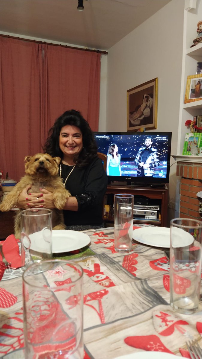 rosariozallera's tweet photo. Yo os vi hoy #Nochevieja2019 @canalsur me dio alegría ver @PabloPinedaFerr y Rocío con @ModestoBarragan @peichsantana En #campanadascanalsur #DirectoAl2020 Enhorabuena a todos https://t.co/KdO0nD7Tfq