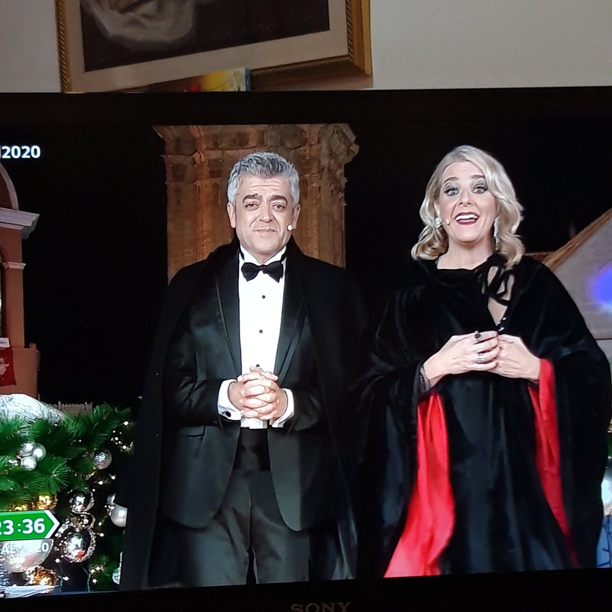 rosariozallera's tweet photo. Yo os vi hoy #Nochevieja2019 @canalsur me dio alegría ver @PabloPinedaFerr y Rocío con @ModestoBarragan @peichsantana En #campanadascanalsur #DirectoAl2020 Enhorabuena a todos https://t.co/KdO0nD7Tfq