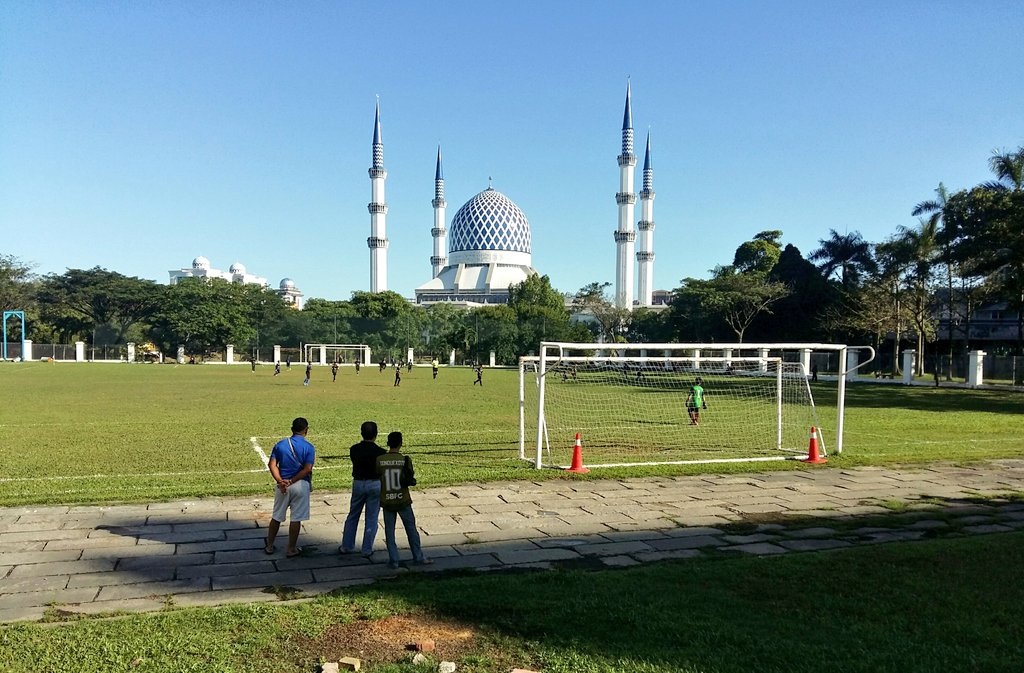 PapaQQs's tweet photo. Pagi pertama 2020, menyantuni denyut nadi akar umbi Shah Alam.
#Grassroots 
#GrassrootsFootball
#U11
#LigaBolasepakShahAlamBwh11Tahun
#ShahAlamCity
#FootballCity
#BandarayaBolasepak https://t.co/bmMAK6vbOX