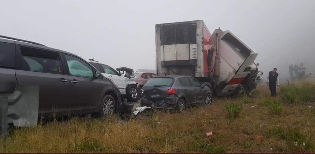 VerAccion's tweet photo. #NoticiasEnAcción: Una carambola que involucró a 30 vehículos en la autopista #Saltillo - $Monterrey dejó al menos 20 lesionados, según reportes preliminares de autoridades toda la información aquí: https://t.co/NAyhKAysE7 https://t.co/vylU0nwFX4