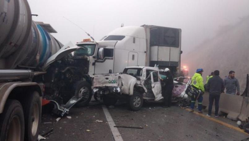 VerAccion's tweet photo. #NoticiasEnAcción: Una carambola que involucró a 30 vehículos en la autopista #Saltillo - $Monterrey dejó al menos 20 lesionados, según reportes preliminares de autoridades toda la información aquí: https://t.co/NAyhKAysE7 https://t.co/vylU0nwFX4