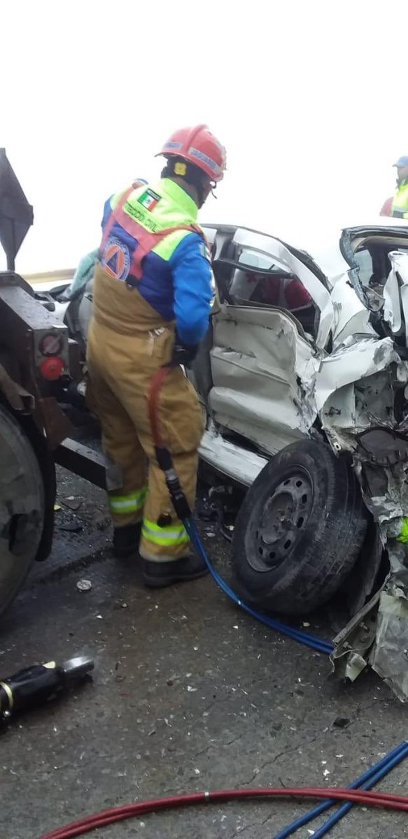 VerAccion's tweet photo. #NoticiasEnAcción: Una carambola que involucró a 30 vehículos en la autopista #Saltillo - $Monterrey dejó al menos 20 lesionados, según reportes preliminares de autoridades toda la información aquí: https://t.co/NAyhKAysE7 https://t.co/vylU0nwFX4