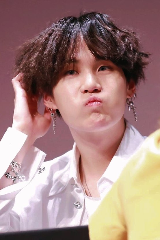 day 2: i want to boop yoongi’s button nose
