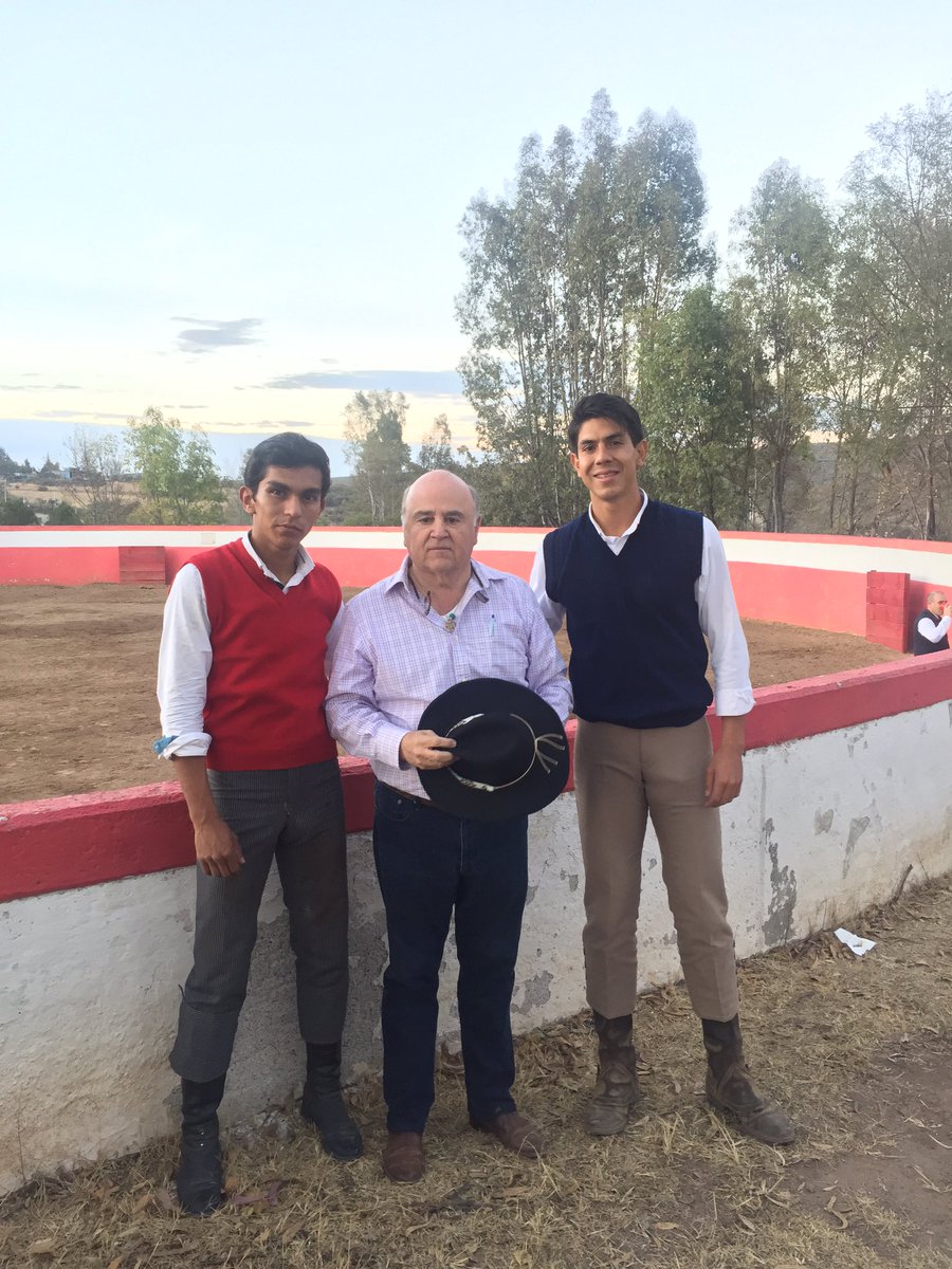 HermosilloJm's tweet photo. Cerrando bien el año! Feliz año a todos, mis mejores deseos 🐂🎉 @los_encinos https://t.co/uuk2kZ5POd