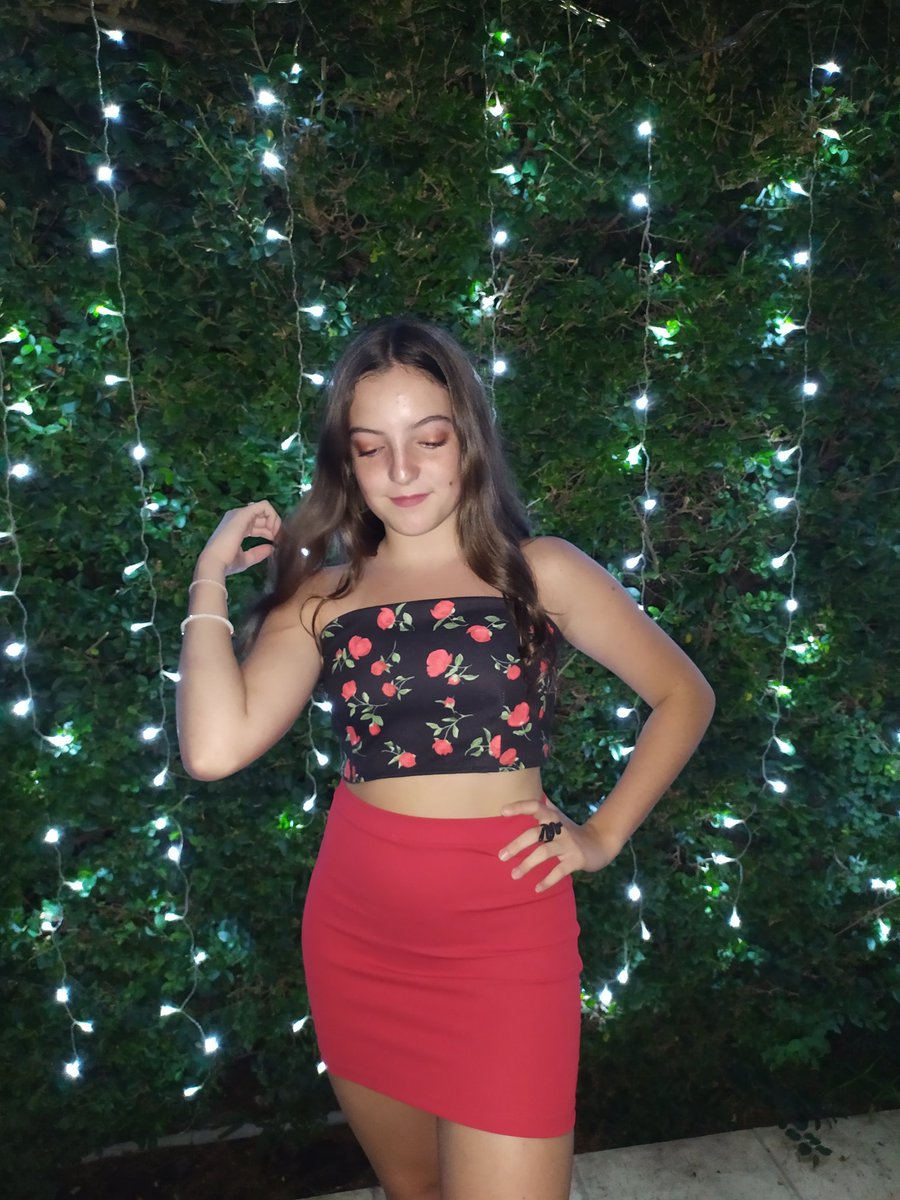 MafiaFdRosarina's tweet photo. Buenno salí horrible pero quiero mostrar mi look #NewYearFD #2020fd https://t.co/fqiDEdKpux