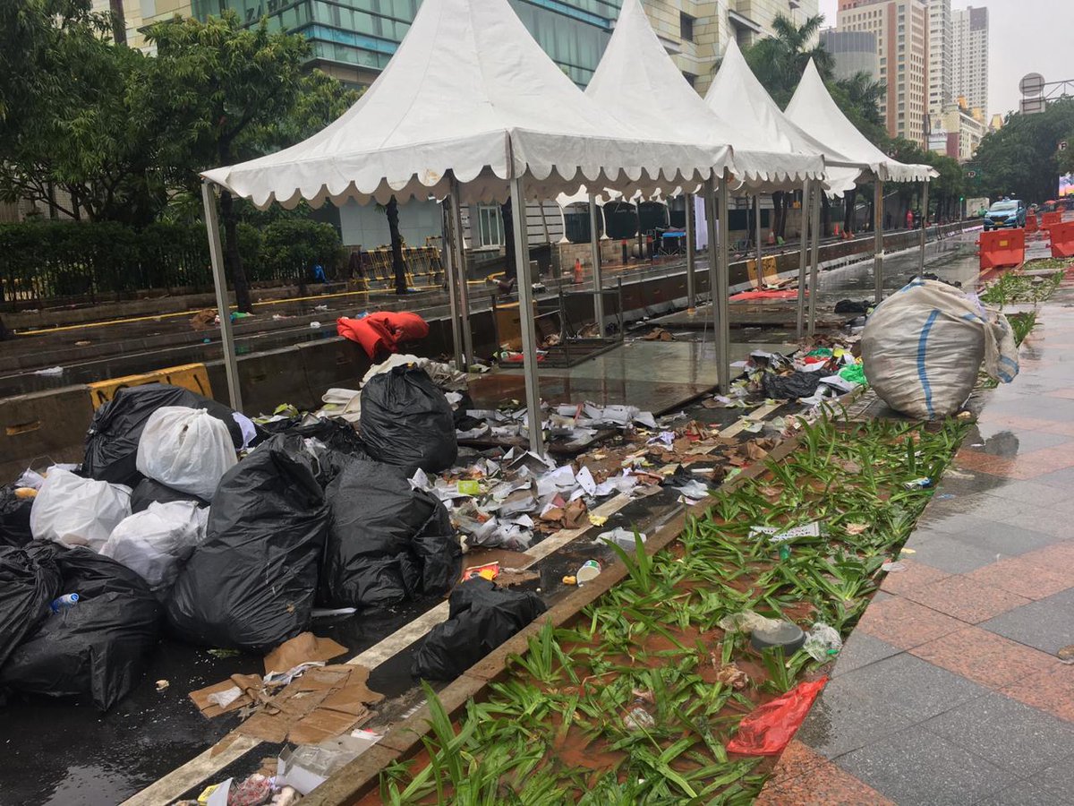 beritaKBR's tweet photo. Hingga 8.30 WIB. Pasca perhelatan malam #TahunBaru2020 tumpukan sampah terlihat di kawasan Bundaran HI Jakarta. Selain itu beberapa tanaman rusak akibat terinjak.

Hingga saat ini hanya ada 1 petugas PPSU yang bertugas melakukan pembersihan. 

Gambar: Reporter KBR Heru Haetami. https://t.co/XMAfkj3qZ6